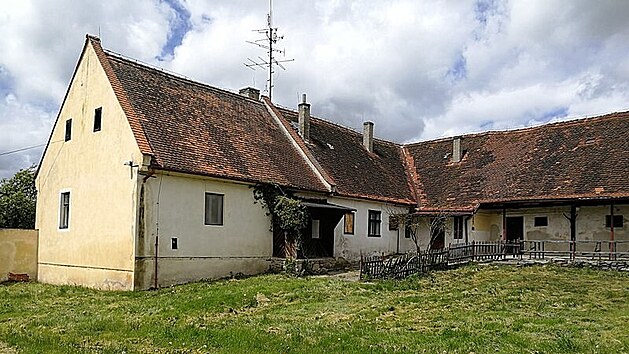 Ema Destinnov koupila v roce 1914 zmek ve Stri nad Nerkou. Patil j i statek, kter je te na prodej.