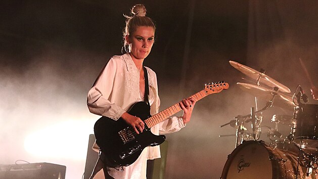 V ele kapely Wolf Alice stoj kytraristka a zpvaka Ellie Rowsell