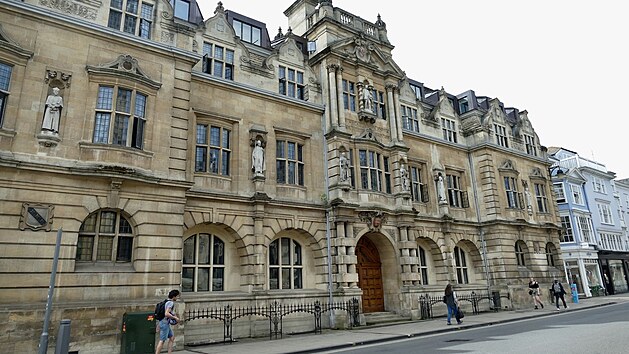 st akademik z britsk Oxfordsk univerzity odmt vyuovat, dokud nebude strena socha koloniztora Cecila Rhodese z budovy jedn z kolej. (11. ervna 2021)