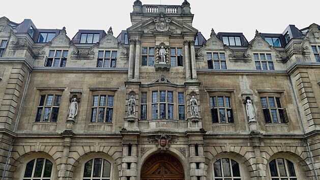 st akademik z britsk Oxfordsk univerzity odmt vyuovat, dokud nebude strena socha koloniztora Cecila Rhodese (uprosted nahoe) z budovy jedn z kolej. (11. ervna 2021)