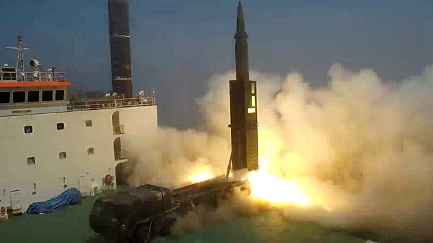 Jin Korea testuje nov balistick rakety po uvolnn americkch restrikc ohledn vzdlenosti. Nyn rakety mohou doltnout a 800 kilometr. (23. ervna 2017)