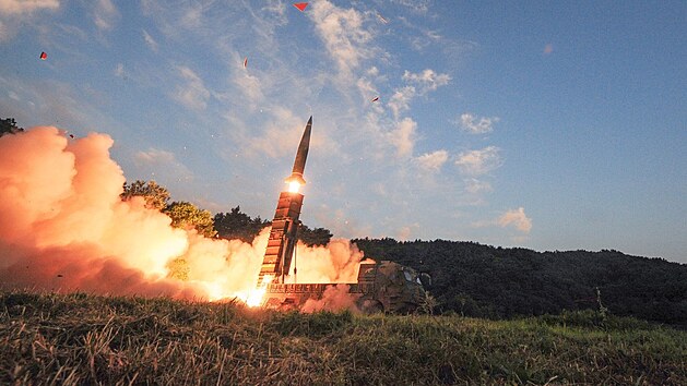 Jin Korea testuje nov balistick rakety po uvolnn americkch restrikc ohledn vzdlenosti. Nyn rakety mohou doltnout a 800 kilometr. (4. z 2017)