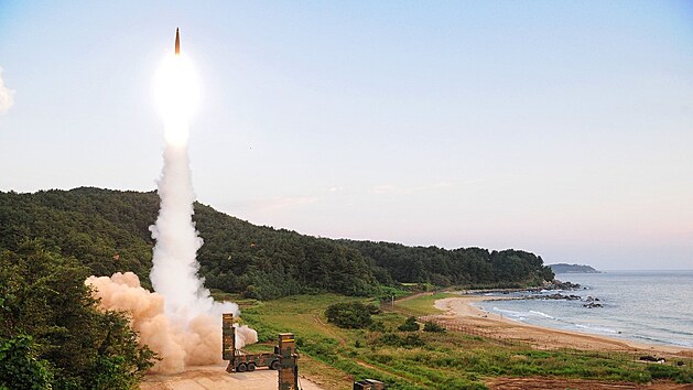 Jin Korea testuje nov balistick rakety po uvolnn americkch restrikc ohledn vzdlenosti. Nyn rakety mohou doltnout a 800 kilometr. (4. z 2017)