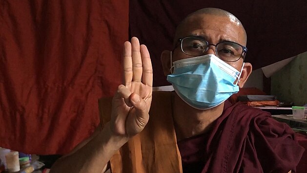 Buddhistický mnich ukazuje gesto demonstrantů proti vojenské juntě v Barmě. (6. května 2021)
