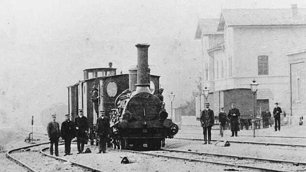 Železničáři při posunu u bývalé přijímací budovy Ostravsko-frýdlantské dráhy ve Frýdku-Místku v roce 1890