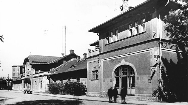 Stanice Ostrava-Vítkovice, nyní Ostrava střed v roce 1938. Na snímku výpravní budova z uliční strany. Vpravo čekárna pro dělnictvo.