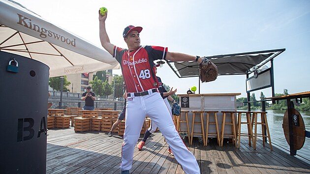 Michal Holobrdek nadhazuje pro tst do Vltavy ped blcm se ME en a mu v softbalu.