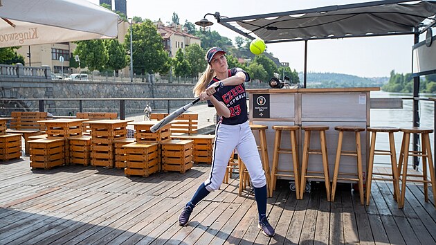 Veronika Klimplov odpaluje pro tst do Vltavy ped blcm se ME en v softbalu.