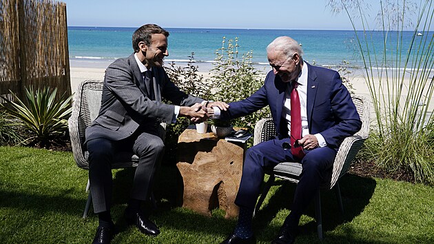 Francouzsk prezident Emmanuel Macron (vlevo) se na summitu G7 seel s americkm prezidentem Joem Bidenem. (12. ervna 2021)