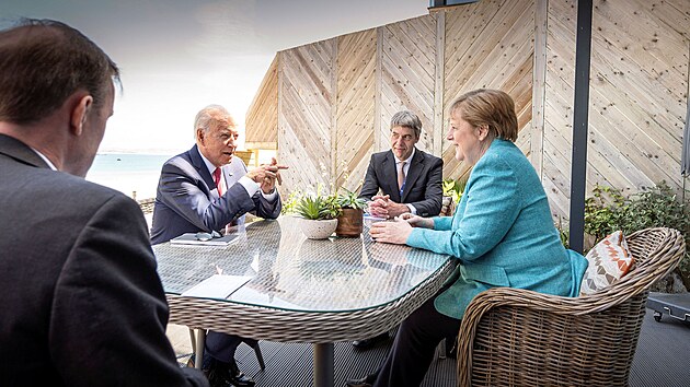 Nmeck kanclka Angela Merkelov hovo s americkm prezidentem Joem Bidenem bhem summitu G7 v Cornwallu. (12. ervna 2021)