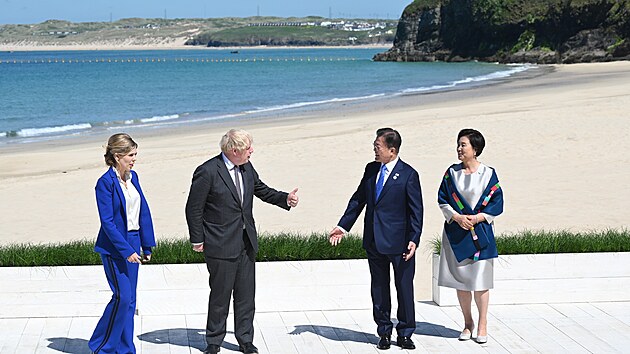 Britsk premir Boris Johnson s manelkou Carrie (vlevo) zdrav jihokorejskho prezidenta Mun e-ina a jeho enu Kim ong-suk na summitu G7 v Cornwallu. (12. ervna 2021)