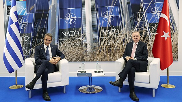 �eck� premi�r Kyriakos Mitsotakis (vlevo) a tureck� prezident Recep Tayyip Erdogan na summitu NATO (14. �ervna 2021)