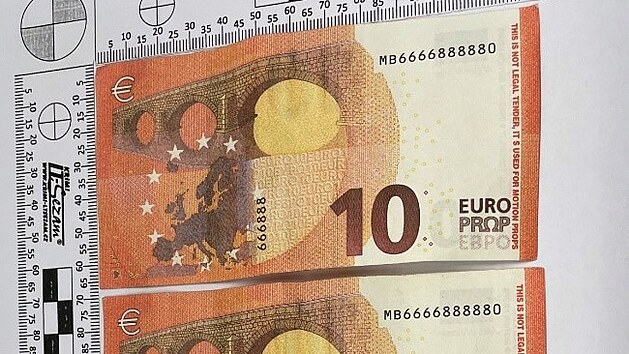 Filmov verze eurovch bankovek nemaj ochrann prvky. Vpravo je npis This is not legal tender, its used for motion props.