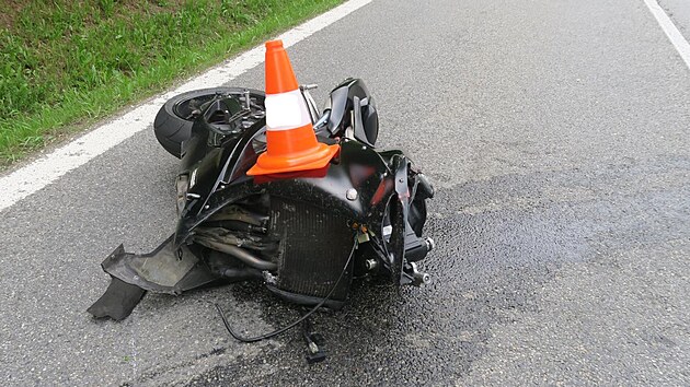 Motork nejdv narazil do svodidel a pak do fabie, kter jela v protismru.