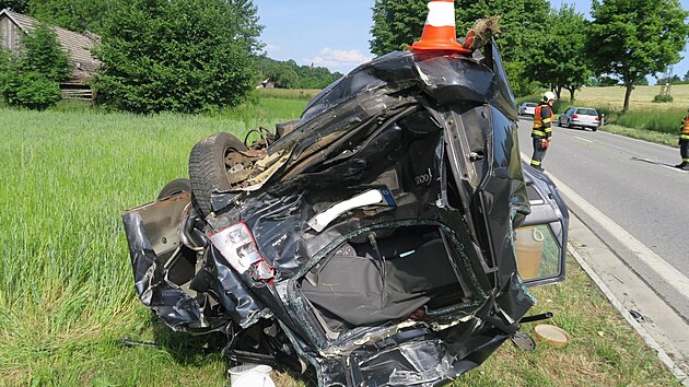 Nkladn vz narazil zezadu do osobnho auta, kter odboovalo na vedlej silnici. Ford Focus skonil na stee.