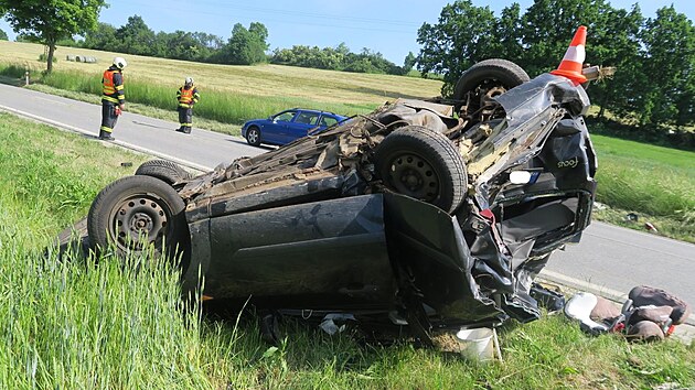 Nkladn vz narazil zezadu do osobnho auta, kter odboovalo na vedlej silnici. Ford Focus skonil na stee.