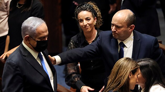 Dosluhujc izraelsk premir Benjamin Netanjahu (vlevo) a nov pedseda vldy Naftali Bennett (vpravo) na hlasovn o dve vld (13. ervna 2021)