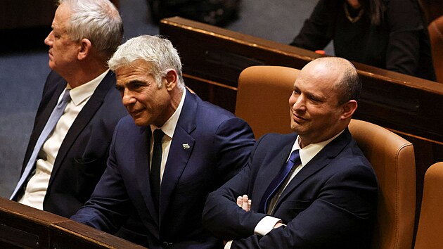 Naftali Bennett (vpravo) složil přísahu a stal se novým izraelským premiérem. (13. června 2021)