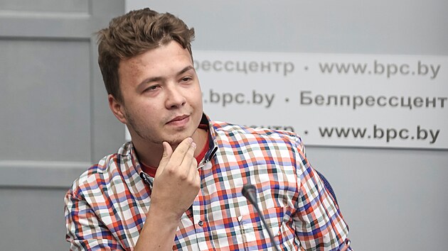 Zadržený běloruský opoziční novinář Raman Pratasevič vystoupil na tiskové konferenci ministerstva vnitra. (14. června 2021)