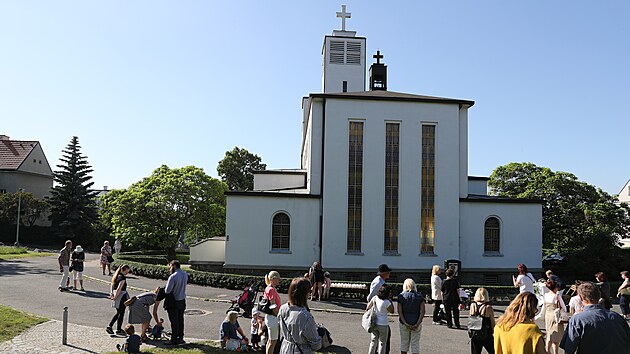 Lid se mohli dojt rozlouit s Libu afrnkovou ke kostelu sv. Aneky esk nad Roztylskm nmstm. (14. ervna 2021)