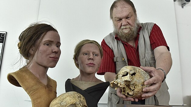 Vědci rekonstruovali podle lebek tváře dvou žen, které žily před šesti tisíci lety a jejich pozůstatky byly nalezeny v šachtách těžebního revíru v oblasti Krumlovského lesa na Znojemsku. Na snímku vedoucí výzkumu Martin Oliva z Moravského zemského muzea v Brně.