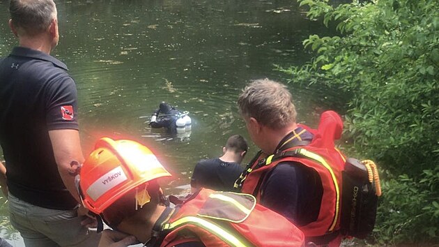 Policejn potpi spolu s hasii vytahovali ternn vz Land Rover ze zatopenho lomu na Vykovsku.