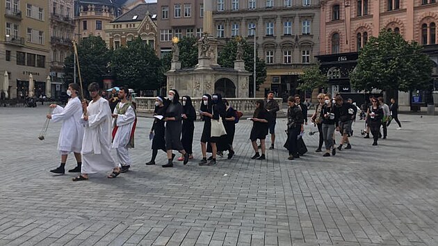 Skupina recesistů převlečených za duchovní ze skupiny RFK prošla v neděli Brnem a posvětila obchodní centrum Velký Špalíček, který si na konci minulého roku pořídilo zdejší biskupství.
