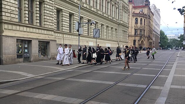 Skupina recesistů převlečených za duchovní ze skupiny RFK prošla v neděli Brnem a posvětila obchodní centrum Velký Špalíček, který si na konci minulého roku pořídilo zdejší biskupství.