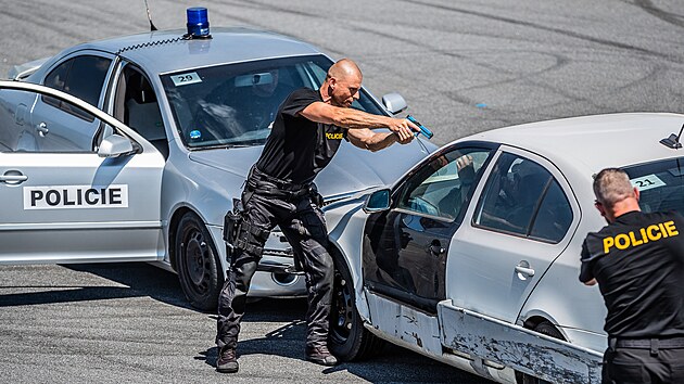 Policisté předvádějí na hradeckém letišti zastavení ujíždějícího řidiče pomocí ocelového rámu na autě. (18. 6. 2021) 