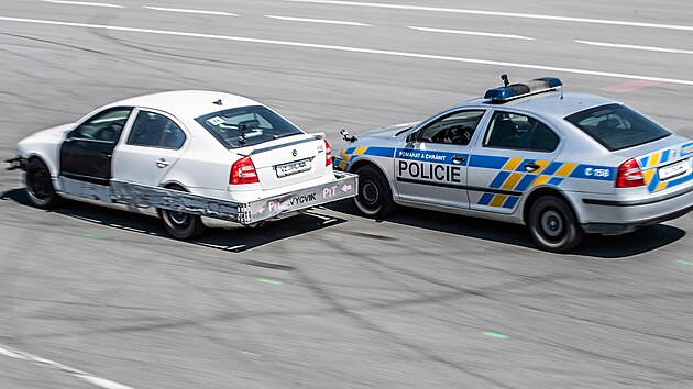 Policisté předvádějí na hradeckém letišti zastavení ujíždějícího řidiče pomocí ocelového rámu na autě. (18. 6. 2021) 