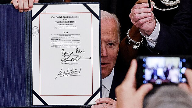 Prezident Joe Biden podepsal nov zkon, kter z 19. ervna stanovuje federln svtek. Juneteenth jak svtek Amerian nazvaj pipomnan konec otroctv. (18. ervna 2021)