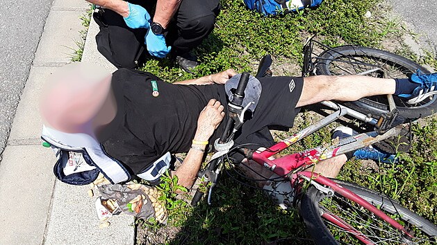 Záchranáři V Pardubicích ošetřovali cyklistu, u kterého bylo podezření, že ho srazilo auto. Nakonec za vše mohl alkohol.