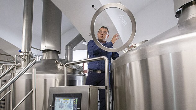 Jeden ze spolumajitel� nov�ho choce�sk�ho pivovaru Ji�� Karl�k p�edstavuje technologii a za��zen� pivovaru.