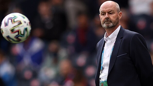 Skotsk trenr Steve Clarke bhem duelu proti esku na Euru.