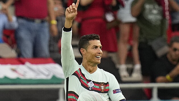 Cristiano Ronaldo slav druh gl na Euru 2021 proti Maarsku.