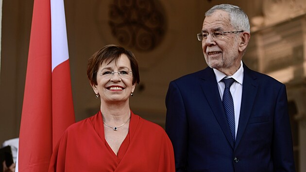 Rakousk prezident Alexander Van der Bellen s manelkou Doris Schmidauerovou (10. ervna 2021)