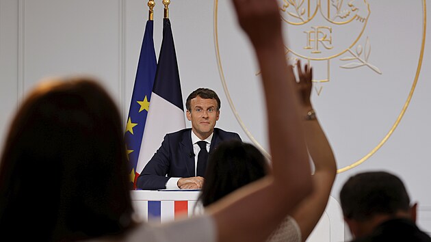 Francouzský prezident Emmanuel Macron před odjezdem na summit G7 (10. června 2021)