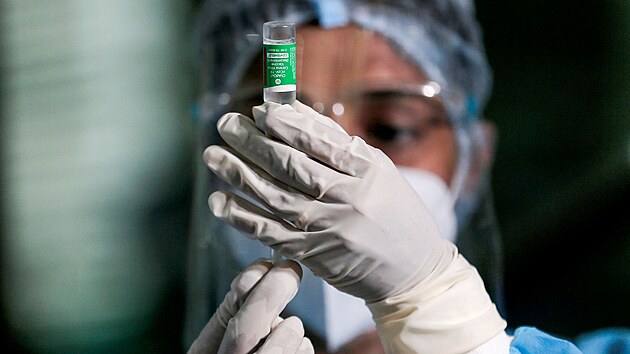 Vakcinace na Srí Lance pípravkem od spolenosti AstraZeneca vyrobeným v Indii...