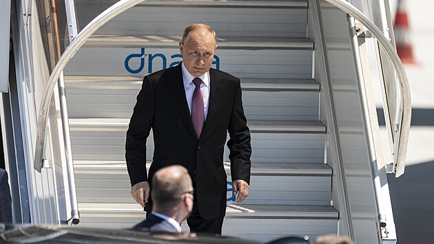 Ruský prezident Vladimir Putin ve středu po poledni přiletěl do Ženevy, kde se poprvé setká se svým americkým protějškem Joem Bidenem. (16. června 2021)