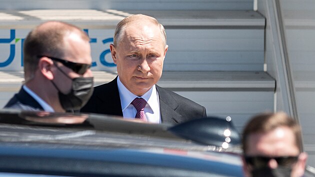 Rusk� prezident Vladimir Putin ve st�edu po poledni p�ilet�l do �enevy, kde se poprv� setk� se sv�m americk�m prot�j�kem Joem Bidenem. (16. �ervna 2021)