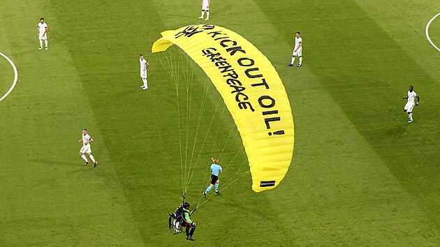 Paraglidista pistl na hiti ped fotbalovm zpasem mezi Nmeckem a Franci. (15. ervna 2021)