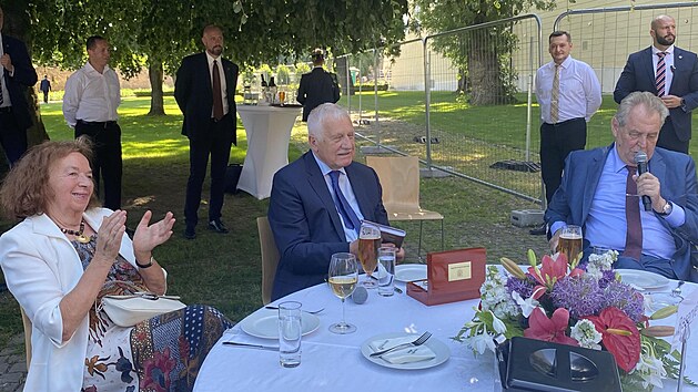 Bval prezident Vclav Klaus slav na Hrad sv 80. narozeniny. Pogratulovat mu piel i jeho nstupce Milo Zeman. (18. ervna 2021)