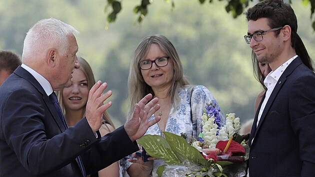 Vclav Klaus se zdrav s gratulanty na zatku oslavy svch 80. narozenin. (18. ervna 2021)