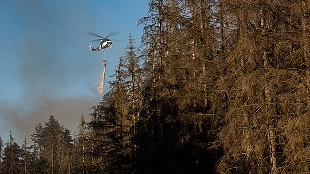 Aktuálně zasahují hasiči u požáru lesa u Jetřichovic v Ústeckém kraji. Na místo byl povolán také vrtulník. (18. června 2021)