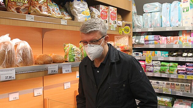 Ministr pr�myslu a obchodu Karel Havl��ek nav�t�vil Kr�lov�hradeck� kraj. P�ekvapilo ho zastoupen� region�ln�ch produkt� ve venkovsk�ch obchodech. (19. �ervna 2021)