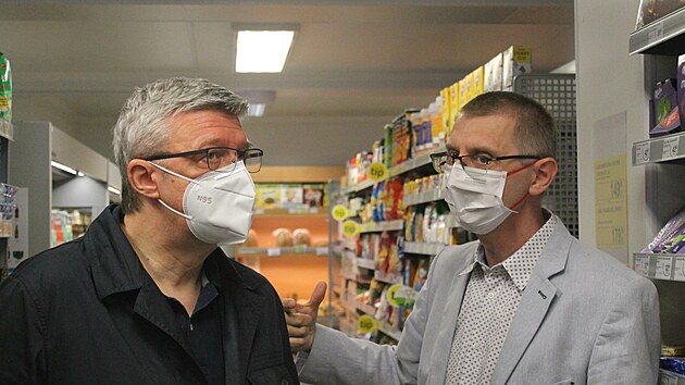 Ministr pr�myslu a obchodu Karel Havl��ek nav�t�vil Kr�lov�hradeck� kraj. P�ekvapilo ho zastoupen� region�ln�ch produkt� ve venkovsk�ch obchodech. (19. �ervna 2021)