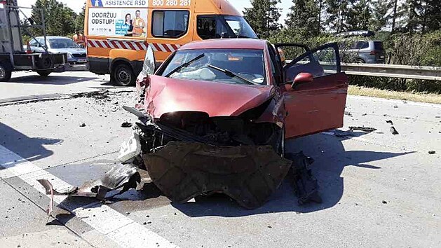 Vlivem poškození komunikace zvlněním na D35 u obce Daskabát došlo k nehodě nákladního vozidla a čtyř osobních vozidel, celkově v péči záchranářů skončilo 10 lidí. (19. června 2021)