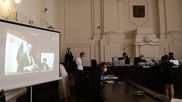 Prezident Milo Zeman ve stedu pes videokonferenci svd v kauze Mosteck uheln spolenosti. (16. ervna 2021)