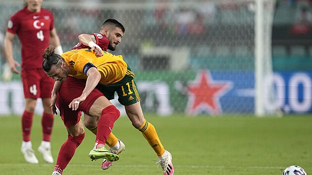 Turek Okay Yokuslu (v ervenm) a Gareth Bale z Walesu bhem souboje.