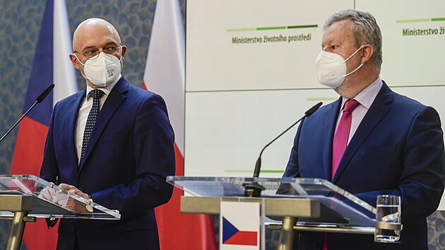 Ministr ivotnho prosted Richard Brabec a polsk ministr pro klima a ivotn prosted Michal Kurtyka vystoupili na tiskov konferenci k zahjen bilaterlnch jednn o mezivldn dohod ohledn tby v hndouhelnm dole Turw. (17. ervna 2021)